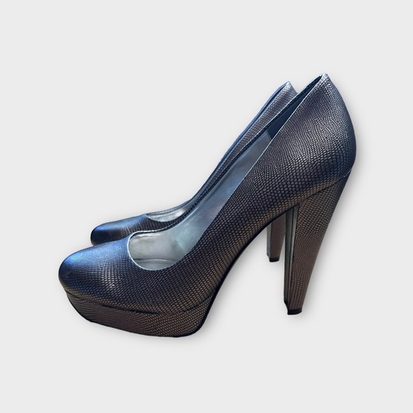 Calvin Klein Women’s Gunmetal Silver Size 7 Pumps - Gently used - 4.5" heel 👠 - Picture 2 of 8